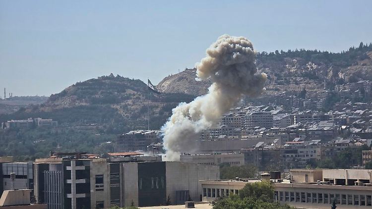 Rauch steigt über Damaskus nach einem israelischen Angriff auf. 