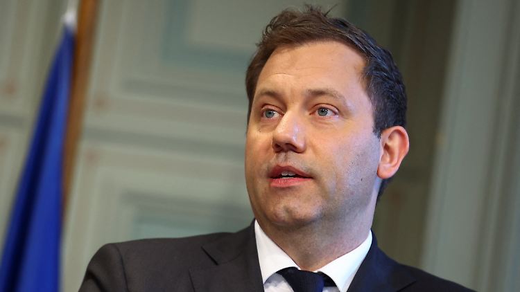"Die SPD ist sehr klar, wir halten an unserer Kandidatin fest", sagt Parteichef Klingbeil.