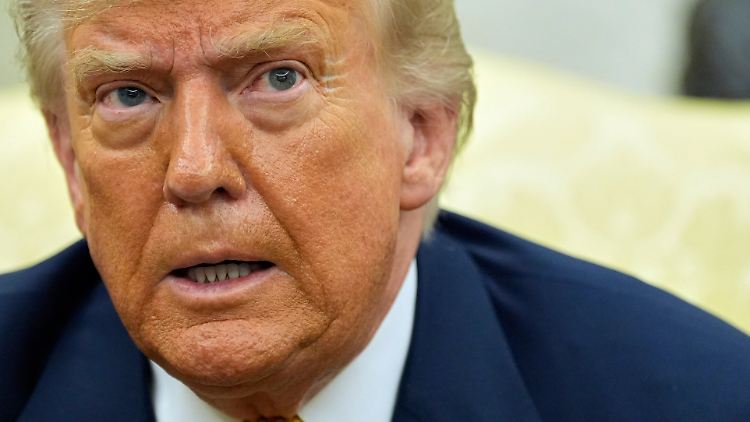 Donald Trump versucht, die Schuld auf die Demokraten zu schieben.