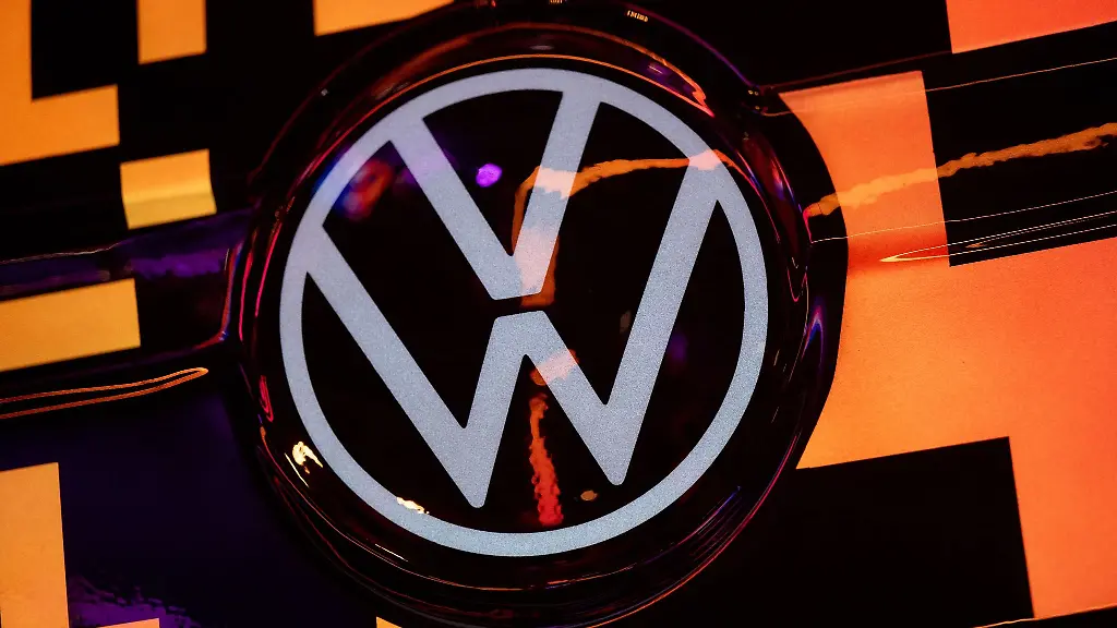 Das-Logo-des-Autoherstellers-Volkswagen-ist-auf-einem-Fahrzeug-angebracht