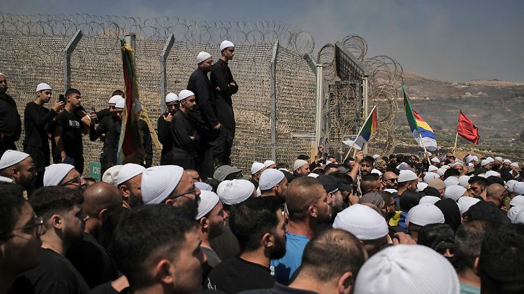 Syrische und israelische Drusen versammeln sich nach den Gewaltexzessen auf den Golanhöhen. 