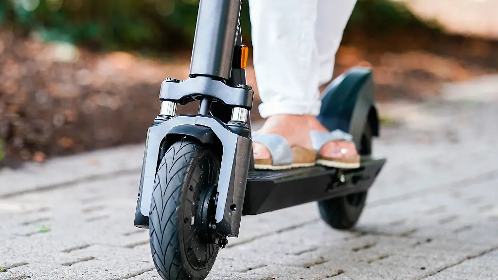 Eine-Frau-faehrt-mit-einem-E-Scooter