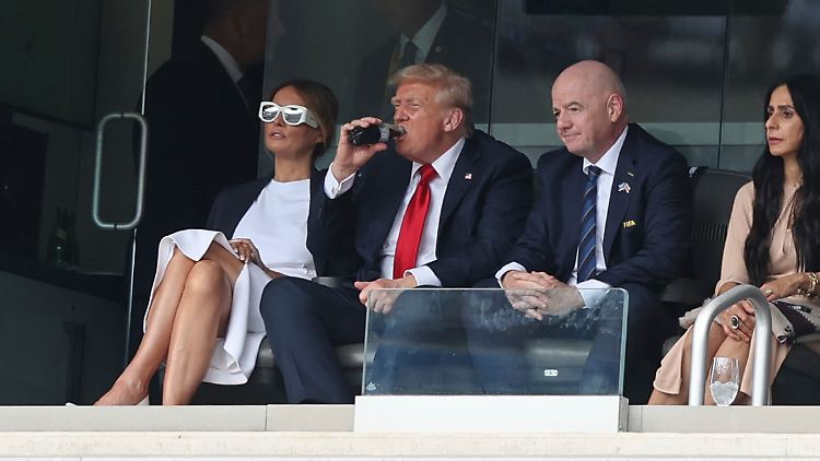 Trump genehmigt sich beim Finale der Klub-WM eine Cola, allerdings die Diät-Variante. 