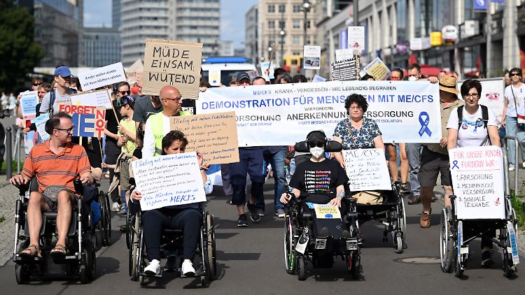Demonstranten gehen für die Sichtbarkeit von Menschen mit ME/CFS in Berlin im vergangenen Sommer auf die Straße.