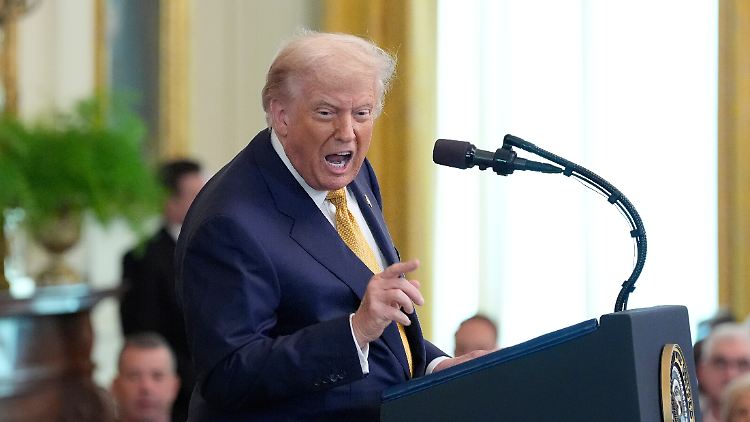 US-Präsident Donald Trump spricht während einer Zeremonie zur Unterzeichnung des "Halt All Lethal Trafficking of Fentanyl Act" im East Room des Weißen Hauses in Washington.