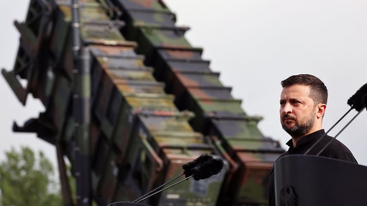 Der ukrainische Präsident Selenskyj bei seinem Besuch im Juni 2024 in Deutschland auf einem Truppenübungsplatz vor einem Patriot-Flugabwehrraketensystem.
