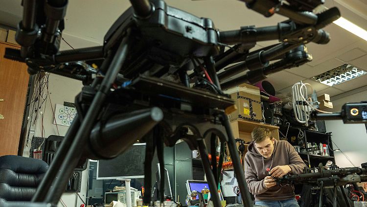 Ein Ingenieur montiert Teile einer Kampfdrohne in der Region Kiew.