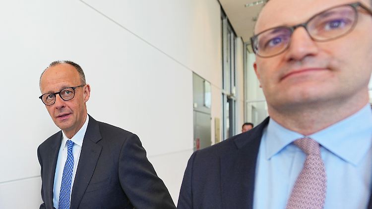 Merz und Spahn am 6. Mai im Bundestag, nachdem der Kanzlerkandidat im ersten Wahlgang durchgefallen war.