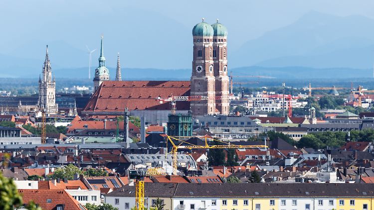 Bereits 2024 habe Bayern hauchdünn vor Berlin gelegen, nun werde der Vorsprung deutlich, resümiert EY.