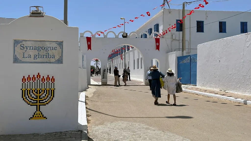 2023-05-09T213016Z-1951680312-RC2M9U9XE5C2-RTRMADP-3-TUNISIA-SHOOTING