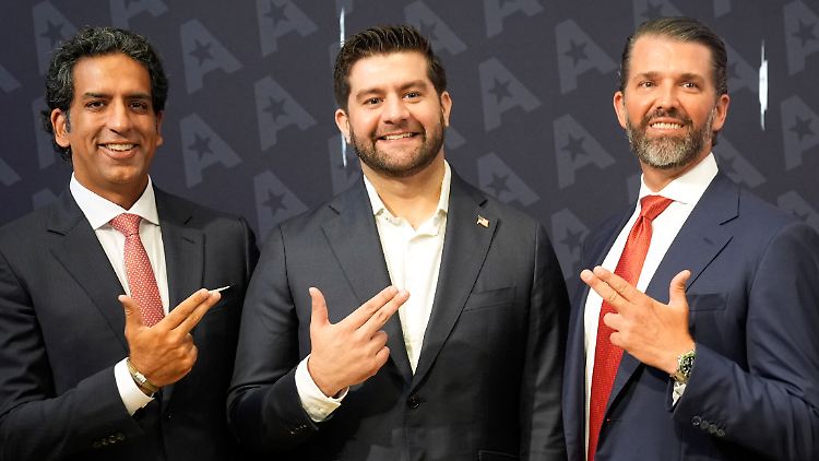 GrabAGun-CEO Marc Nemati, Mitte, Vorstandsmitglied Donald Trump Jr., rechts, und Finanzier Omeed Malik posieren für ein Bild auf dem Parkett der New Yorker Börse in New York.