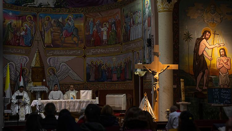 Palästinensische Christen beten im Jahr 2022 am Heiligabend in der katholischen Kirche der Heiligen Familie.