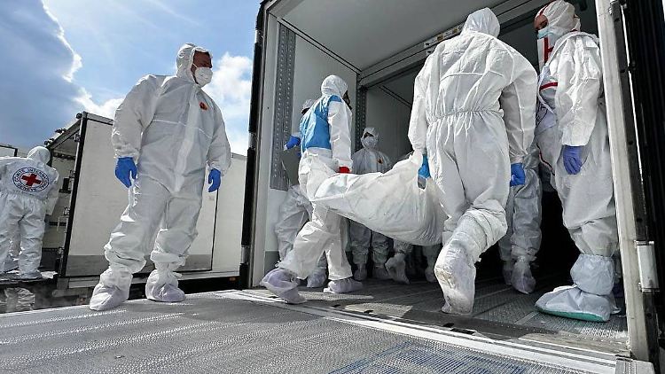 Die russische Nachrichtenagentur Tass veröffentlichte Fotos der Leichenübergabe an Kiew. 