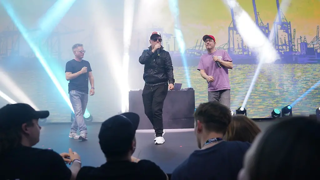 Die-Hamburger-Band-Fettes-Brot-spielt-auf-der-Buehne-auf-der-Digital-Messe-OMR