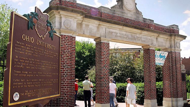 "So trete ein, damit du täglich in Wissen, Weisheit und Liebe wachsen kannst", heißt es auf dem Eingangstor zur Ohio University in Athens. 