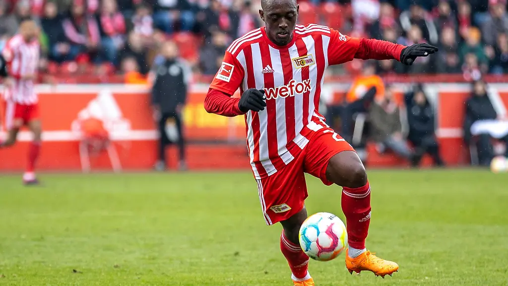 Jerome-Roussillon-von-Union-Berlin-spielt-den-Ball