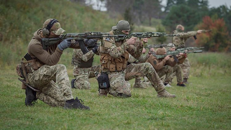 Freiwillige Soldaten trainieren außerhalb von Kiew.