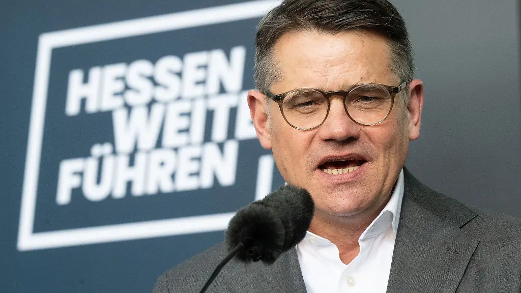 Boris-Rhein-CDU-Ministerpraesident-von-Hessen-spricht-ins-Mikrofon