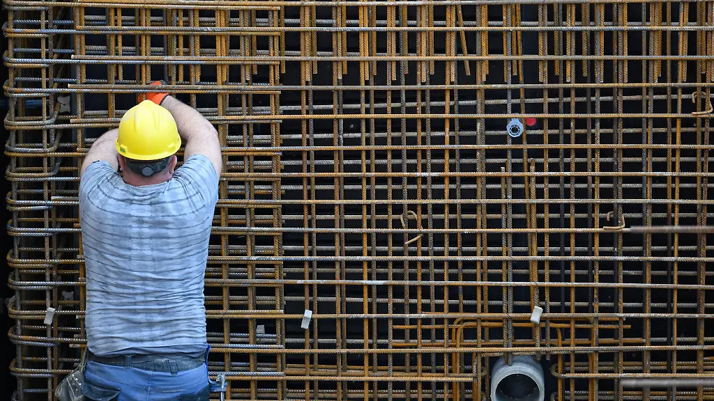 Ein-Bauarbeiter-ist-auf-der-Baustelle-beschaeftigt