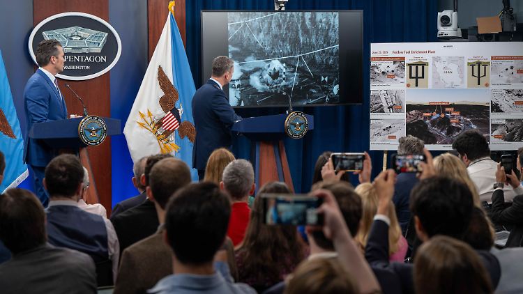 US-Verteidigungsminister Hegseth (links) spricht Ende Juni über die Wirksamkeit der Operation "Midnight Hammer" im Pentagon.