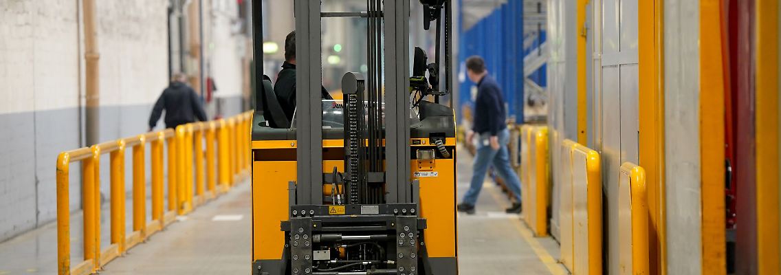 Jungheinrich schwingt die Sparkeule: Weltweit werden 1.000 Stellen wegfallen. Der Konzern hatte Ende 2024 rund 21.000 Beschäftigte.