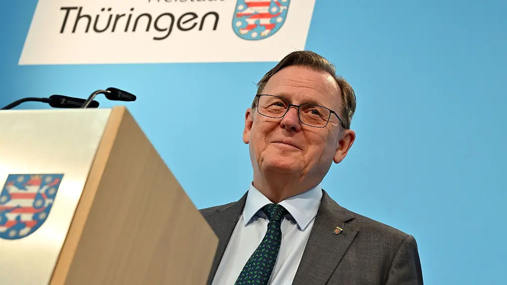 Ministerpraesident-von-Thueringen-Bodo-Ramelow-spricht-nach-der-Kabinettsklausur-im-Weissen-Saal-von-Schloss-Ettersburg