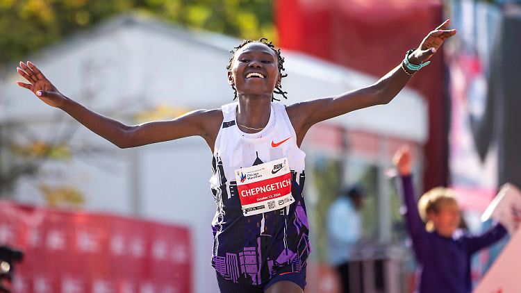 Ihre Rekordzeit beim Chicago-Marathon ließ aufhorchen. Jetzt ist Ruth Chepngetich in Erklärungsnot.