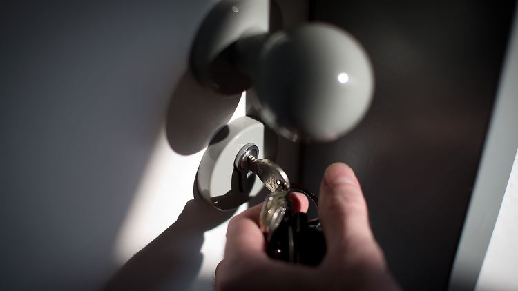 Schlüssel zur Wohnung unter der Fußmatte versteckt? Verschafft sich mit diesem jemand unbefugt Zugang, können Mieterinnen und Mieter zur Rechenschaft gezogen werden.
