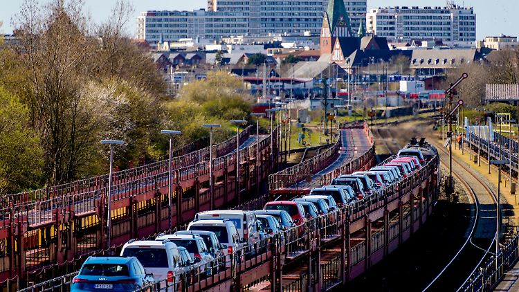 Huckepack genommen: Aber geht von den Fahrzeugen auf dem Autozug eigentlich eine Betriebsgefahr aus? Ein Gericht musste in einem Fall auch diese Frage klären.