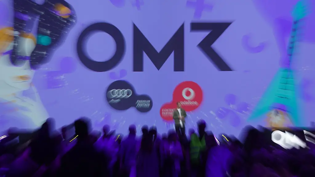 Messe-Besucher-verfolgen-auf-der-Digital-Messe-OMR-einen-Vortrag-in-den-Messehallen