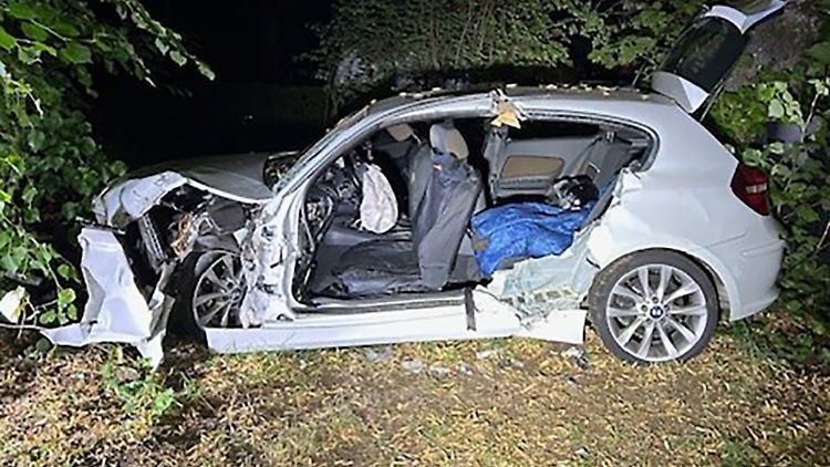 Kein Einzelfall: Nach einer nächtlichen Autofahrt unter Alkoholeinfluss werden am Dienstag in Nordrhein-Westfalen fünf junge Leute verletzt, einige von ihnen schwer.