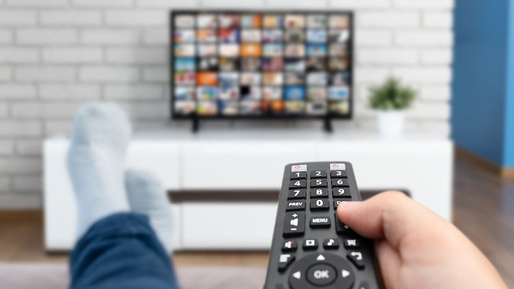 HD-Fernsehen übers Internet: Der Stick von HD+ bringt Privatsender ohne Sat- oder Kabelanschluss auf den Fernseher.
