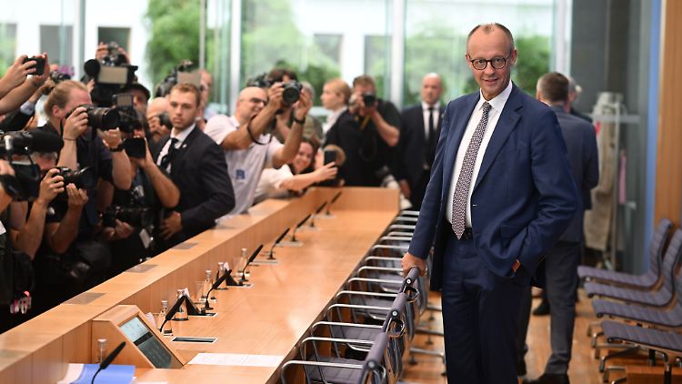Merz bei seiner Sommerpressekonferenz. 