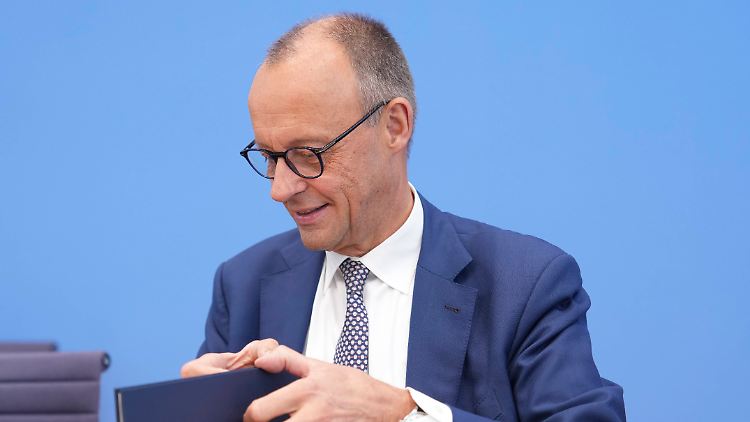 Merz stellt sich erstmals als Kanzler den Fragen der Hauptstadtpresse bei der Sommerpressekonferenz.