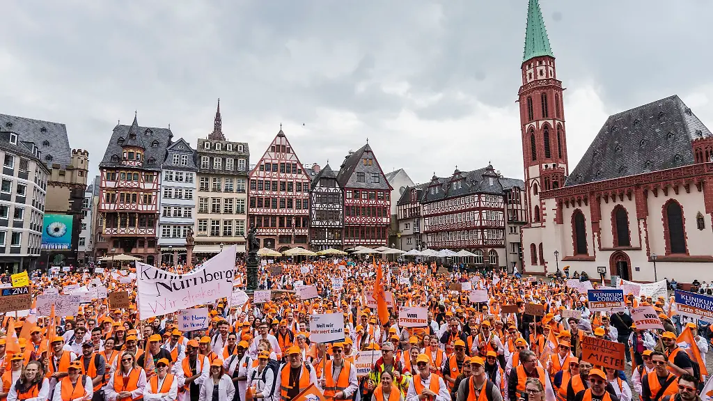 Die-Kundgebungsteilnehmer-stehen-auf-dem-Roemerberg