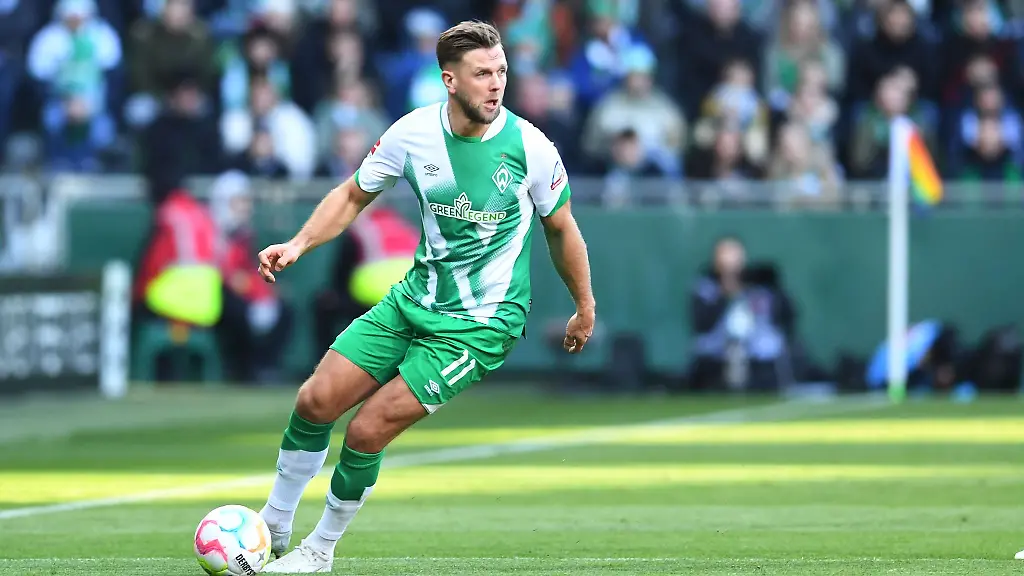 Werders-Niclas-Fuellkrug-am-Ball