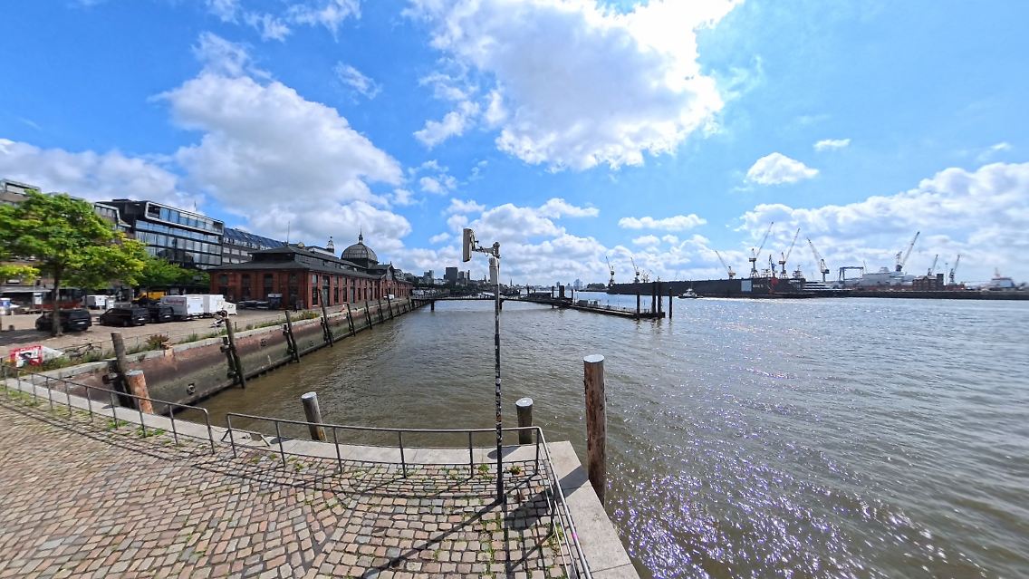 Aus dem 360-Grad-Panorama lassen sich normale Bilder generieren. Hier: eine Weitwinkelaufnahme des Hamburger Fischmarktes.
