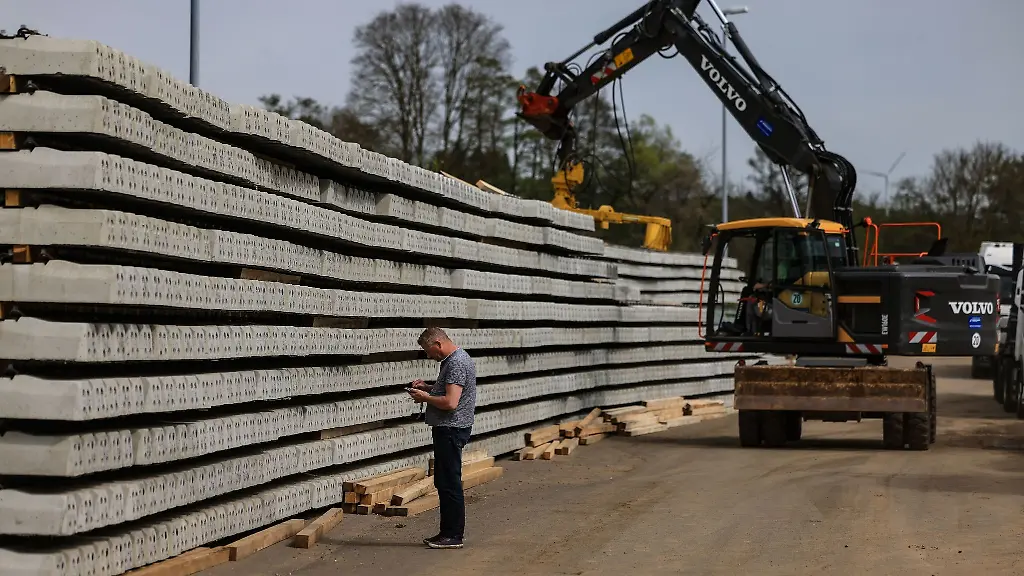 Neue-Bahnschwellen-fuer-den-Wiederaufbau-liegen-neben-dem-gesperrten-Streckenabschnitt-der-Bahnstrecke-Koeln-Trier-bei-Kall