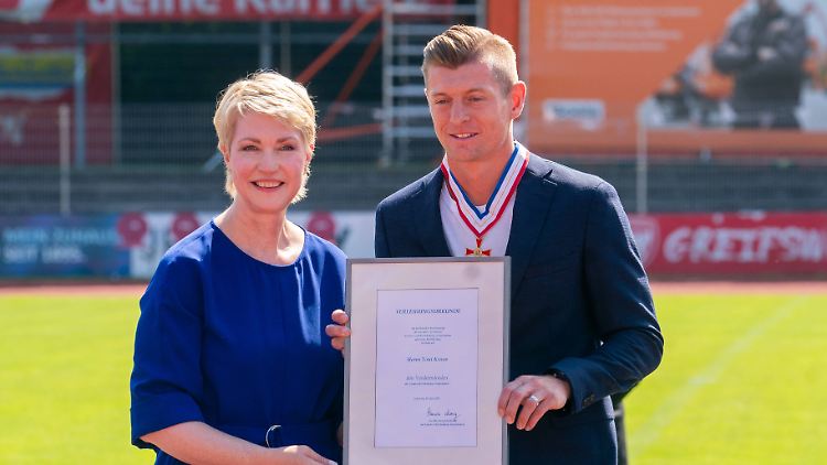 Ministerpräsidentin Schwesig ehrte Toni Kroos in seiner Geburtsstadt.