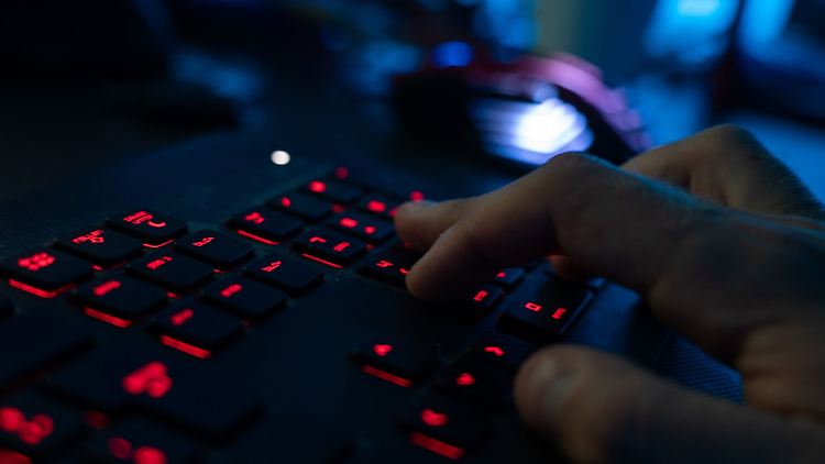 Mit einem perfiden Identitätsdiebstahl versuchen derzeit Betrüger mittels Fax und Mail persönliche Daten und Geld abzugreifen.