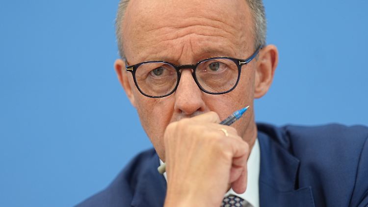 Konzentriert lauscht der Bundeskanzler den Fragestellern in der Bundespressekonferenz.