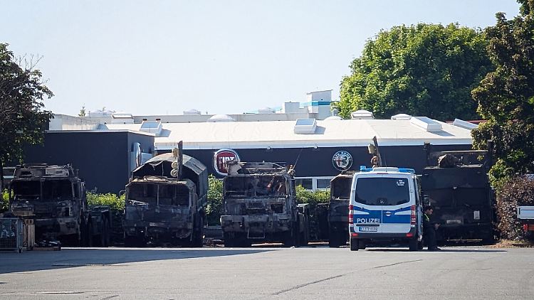 Nach dem Brandanschlag auf Lastwagen der Bundeswehr in Erfurt dauern die Ermittlungen an. 