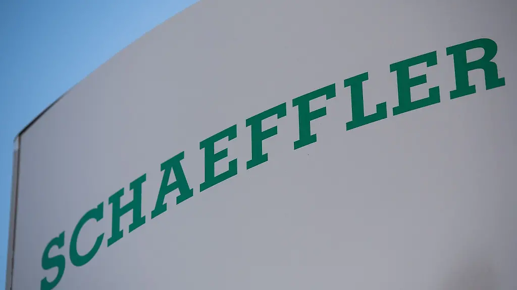 Vor-dem-Eingang-des-Schaeffler-Werks-steht-ein-Schild-mit-dem-Logo-des-Unternehmens