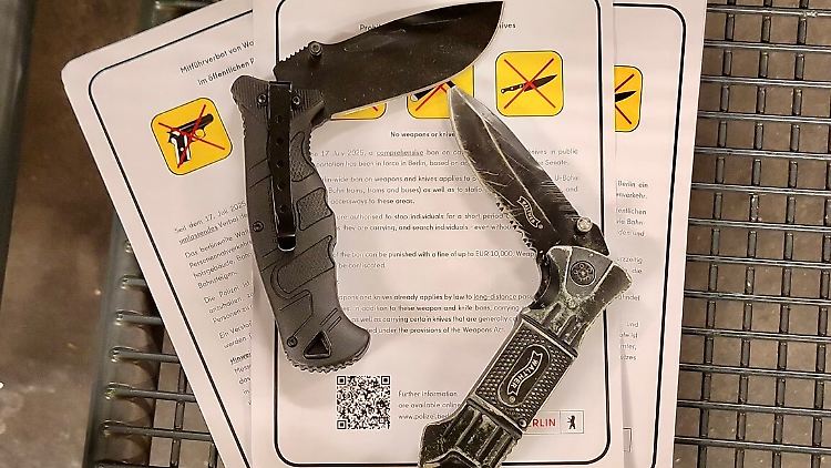Diese beiden Klappmesser stellte die Berliner Polizei bei ihren Kontrollen sicher.