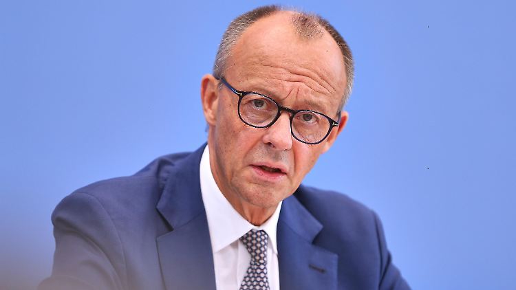 Merz muss viel über die gescheiterte Richterwahl reden, sagt aber bislang eher wenig.