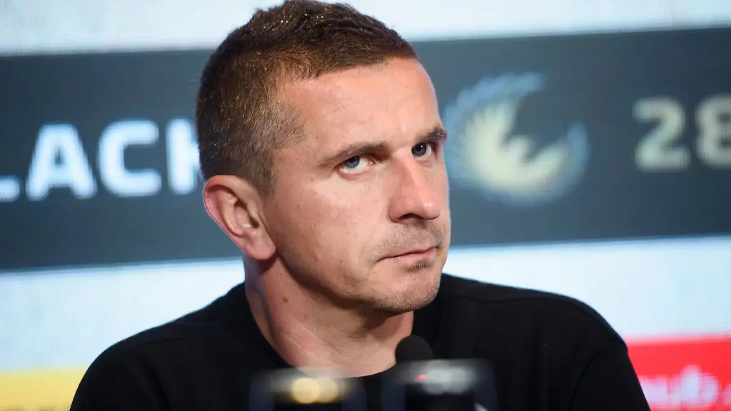 Regensburgs-Trainer-Mersad-Selimbegovic-spicht-waehrend-einer-Pressekonferenz-nach-dem-Spiel