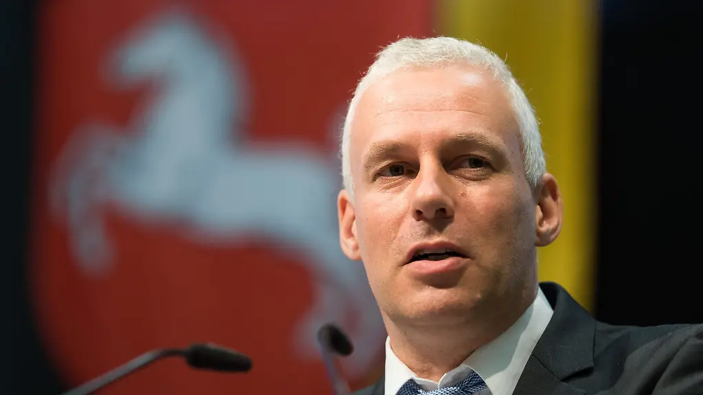 Marco-Trips-Praesident-des-niedersaechsischen-Staedte-und-Gemeindebundes-spricht-auf-einer-Versammlung