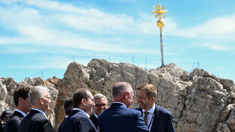 Da war das Gipfelkreuz noch gut zu erkennen: Dobrindt und seine europäischen Kollegen auf der Zugspitze.