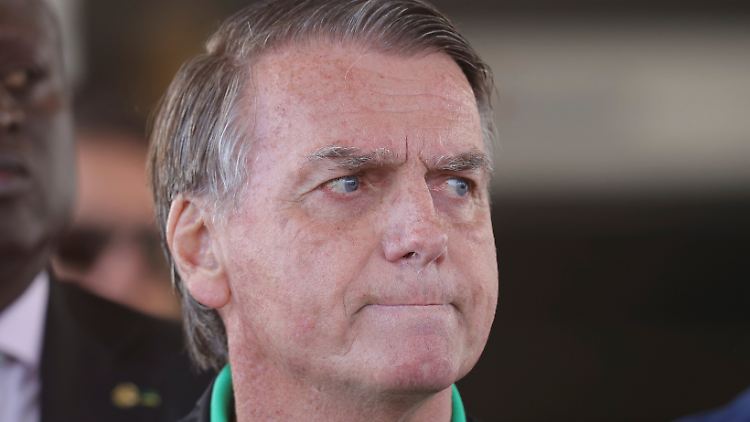 Die brasilianische Justiz stellt sicher, dass Bolsonaro das Land nicht unbemerkt verlassen kann. 