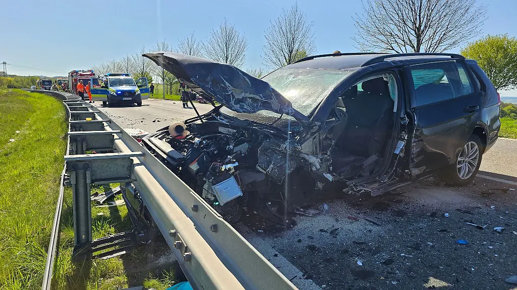 Einsatzkraefte-sind-vor-Ort-nach-zwei-toedlichen-Unfaellen